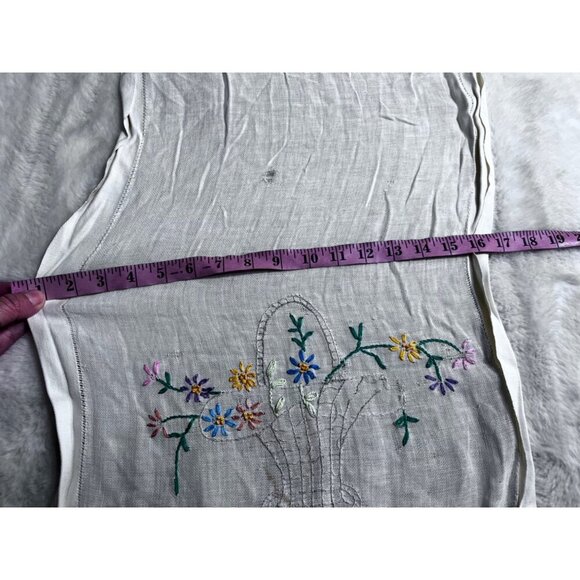 Crochet basket lace edged embroidered table runner - Picture 10 of 10